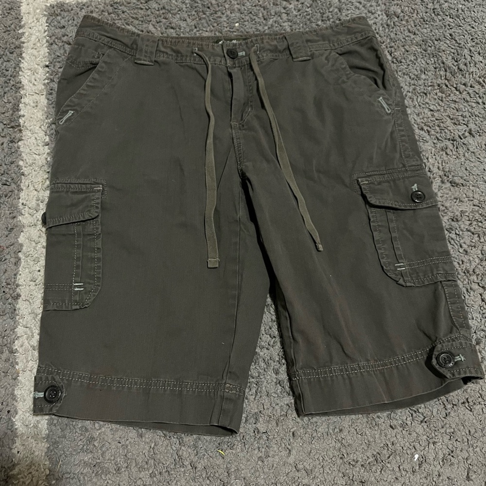 Gray men’s Eddie Bauer cargo shorts waist 10